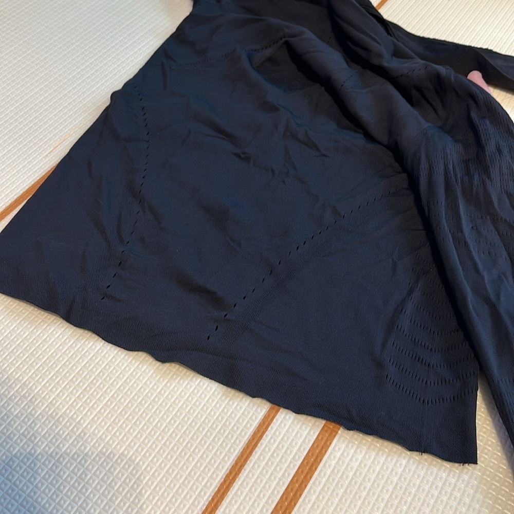 Lululemon size 8 Longsleeve Top - Picture 3 of 3